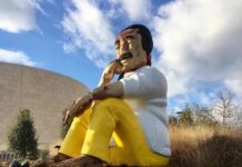 Freedom for Peltier; Newsom Vetoes Bill Against Driverless Trucks; South Africa’s Chief Buthelezi’s Anti-Worker Legacy; Australian MPs Defend Assange